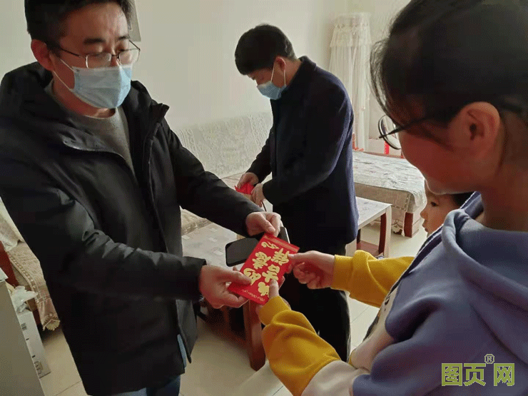 會(huì)長(zhǎng)李明代表淄博市儀器儀表行業(yè)協(xié)會(huì)向貧困家庭送去了現(xiàn)金紅包