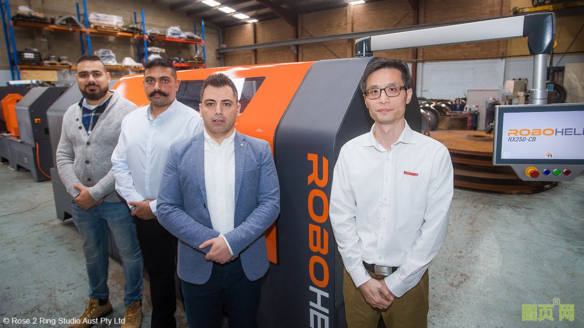 來自 RoboHelix 公司的業(yè)務(wù)拓展專員 Peter Fahim、電氣和控制部門主管 Budhaditya Majumdar 博士及公司 CEO Hayel Smair 與倍福澳大利亞新南威爾士州辦事處銷售工程師殷博川（從左至右）。 