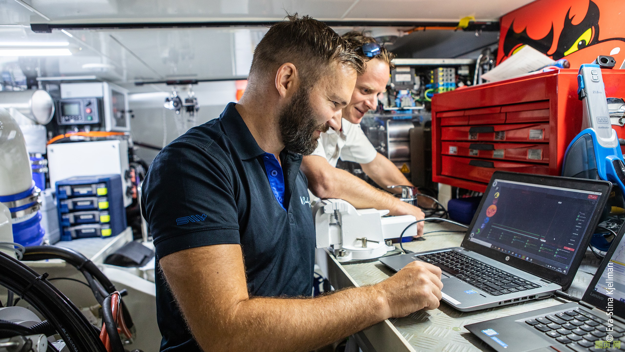 Baltic Yachts 公司高級自動化工程師 Mikael Johansson（最前面）：“我們還在想，能在游艇的何處以及如何更多地利用 PC 控制技術的優勢?！? title=